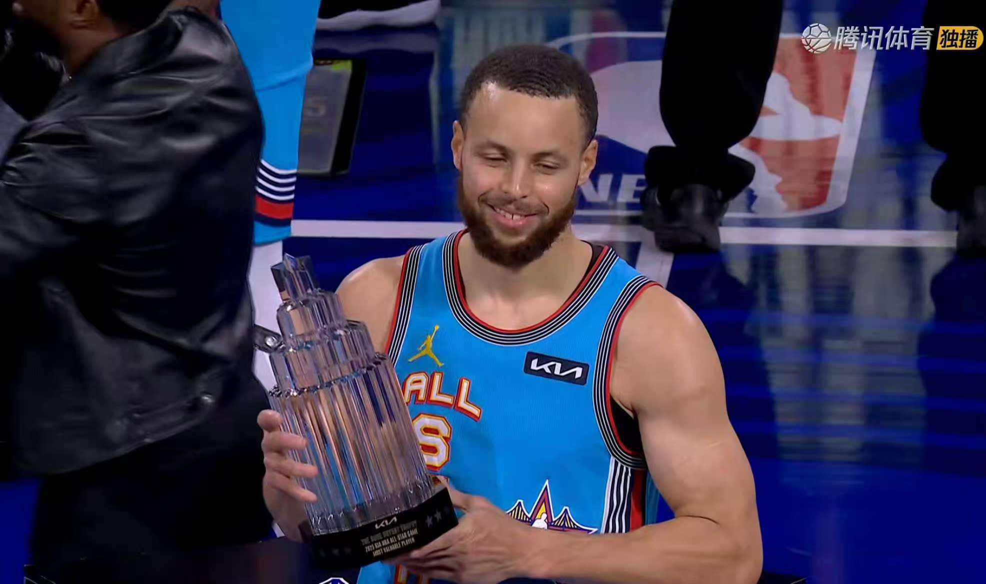 包含库里迎来二十赛季高光表现，利物浦球迷沸腾！的词条